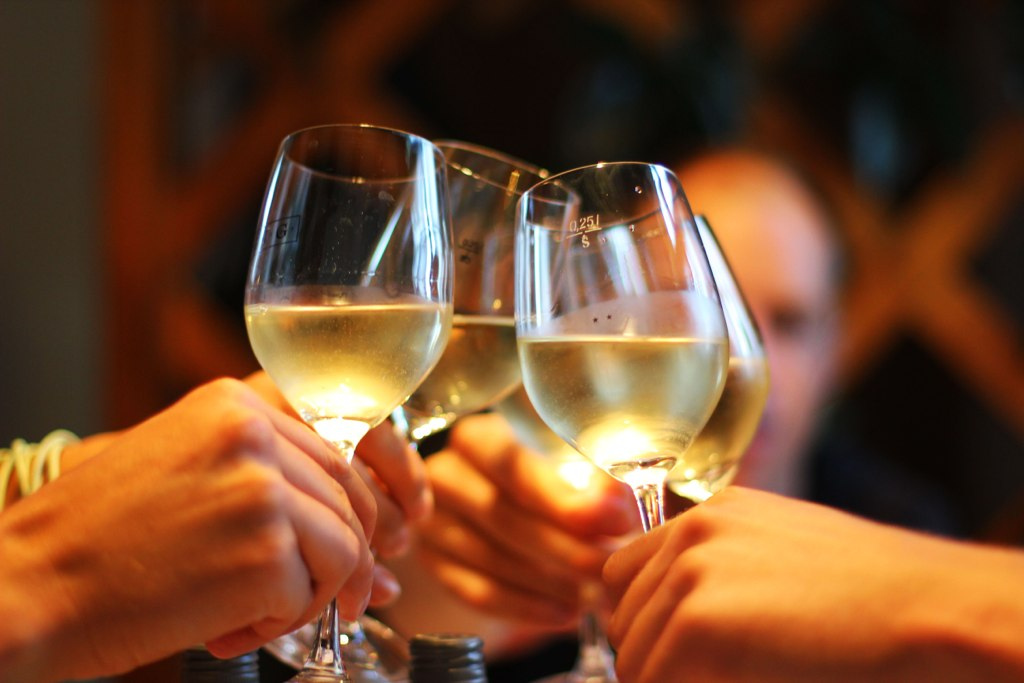 Бар шампанского. Wine Cheers. Cheer картинка. Clink Glasses. Alcoholization of Wine.